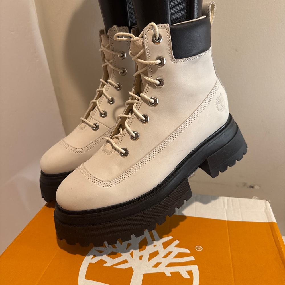 Timberland Cream Lace-Up Platform Ankle Boots with Black Collar